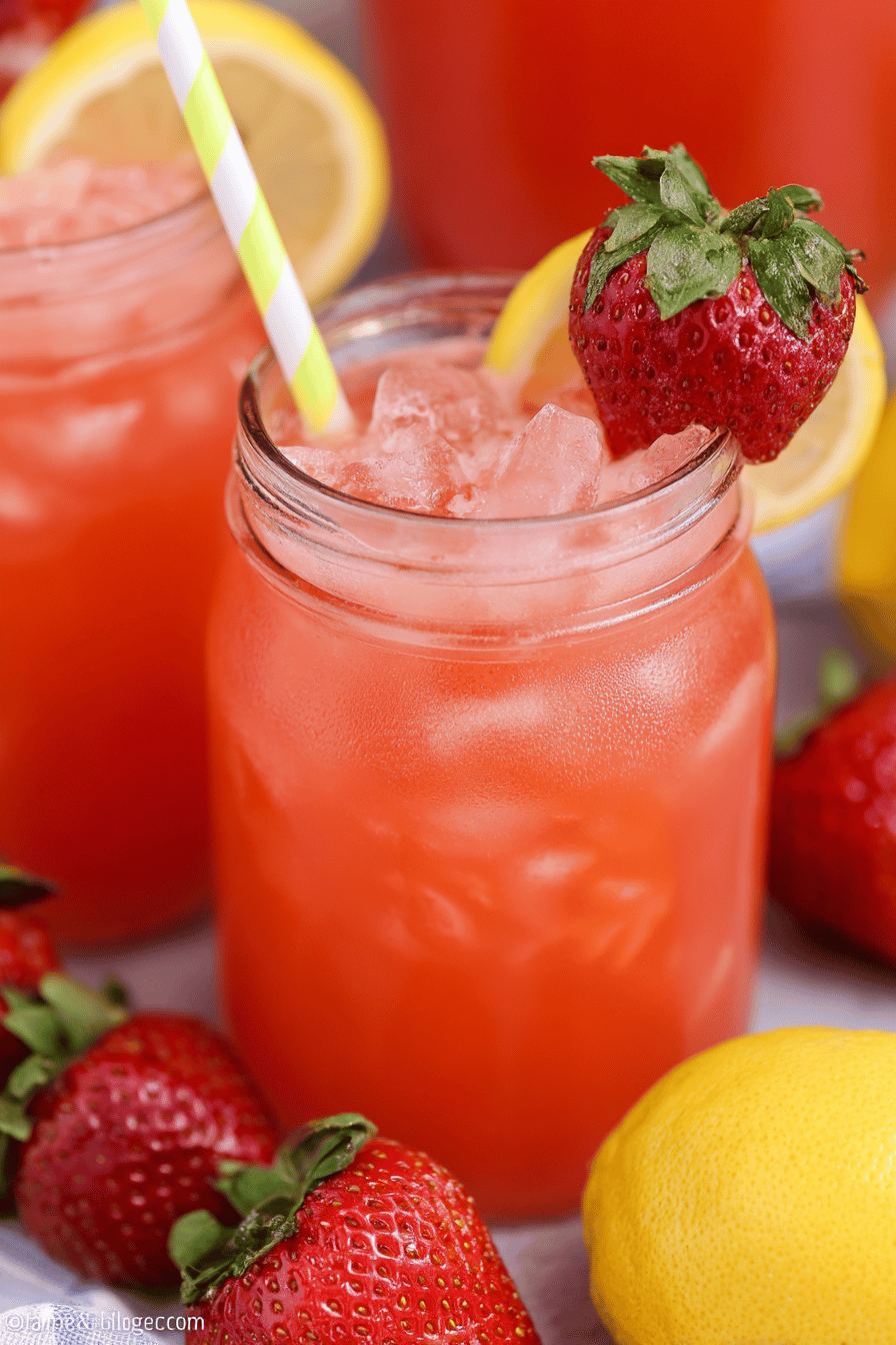 Country-Style Strawberry Lemonade Delight