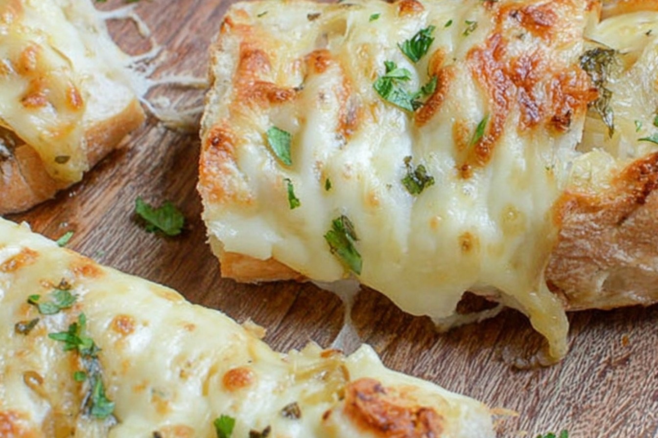 Cheesy Onion Bread Recipe for Homemade Goodness